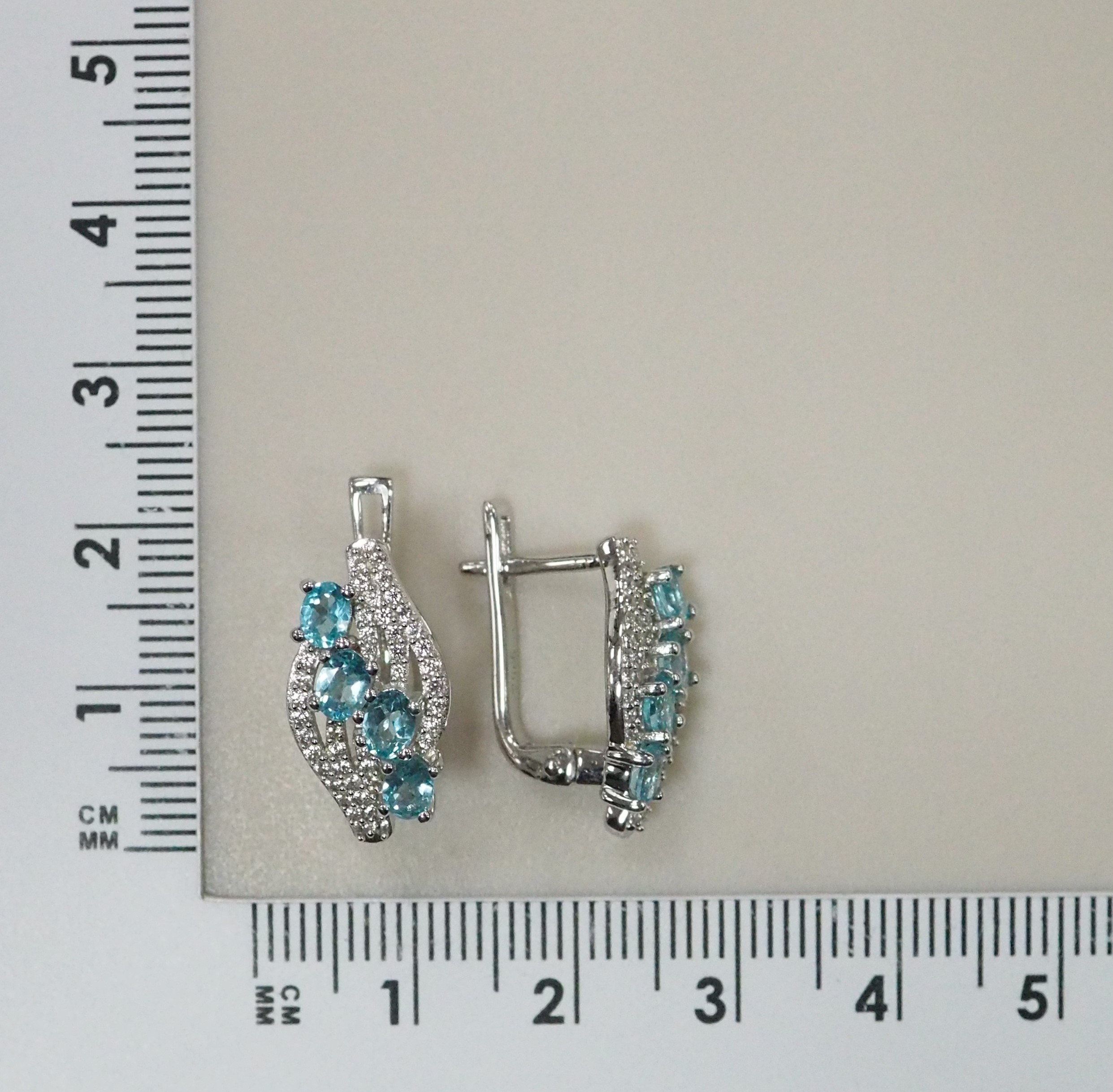 Серебряные серьги с апатитами